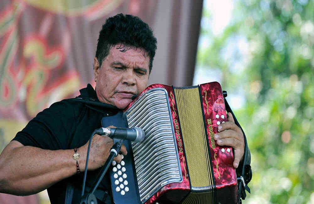 Álvaro López Carrillo, rey vallenato 1992, interpreta el acordeón en la plaza Alfonso López, en Valledupar, el sábado 29 de abril de 2017, durante la fase de  eliminatorias del 50 Festival de la Leyenda Vallenata y cuarto Rey de reyes. Foto: Carlos Julio Martínez / Enviado Especial de Semana