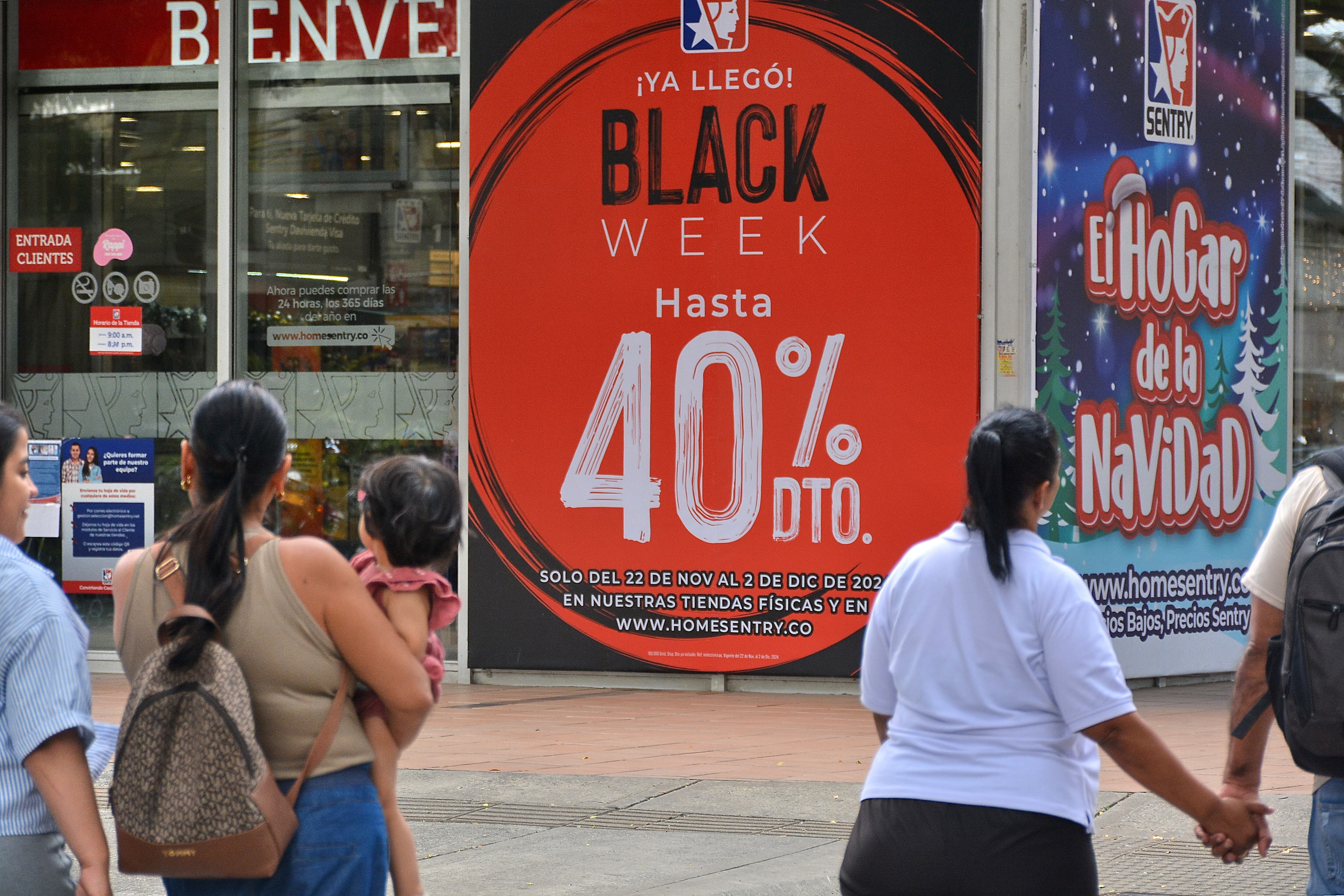 El comercio en Cali, se prepara para fin de semana de descuentos con el Black friday. 26 de noviembre de 2024. Foto Jorge Orozco / El País.
