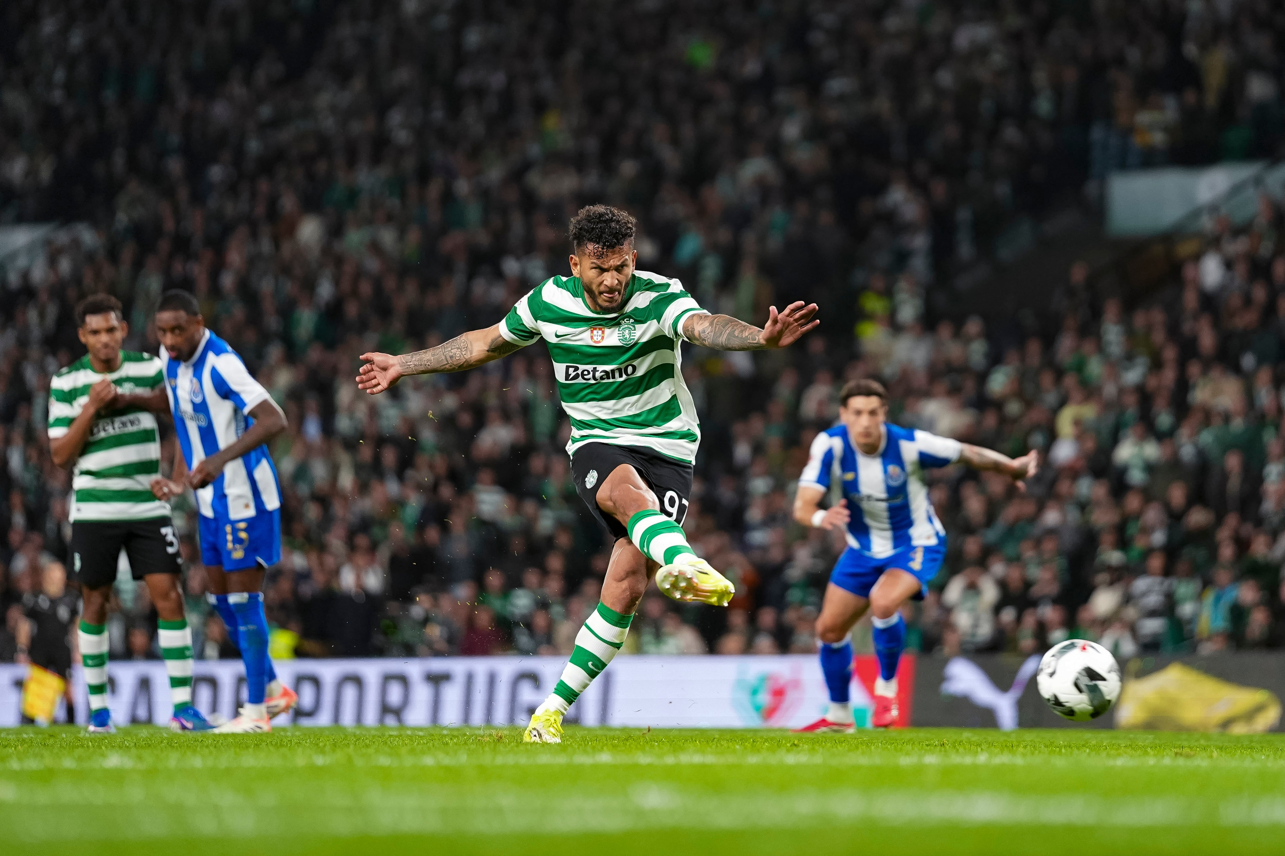 Momento del remate de Luis Javier Suárez ante el Porto.
