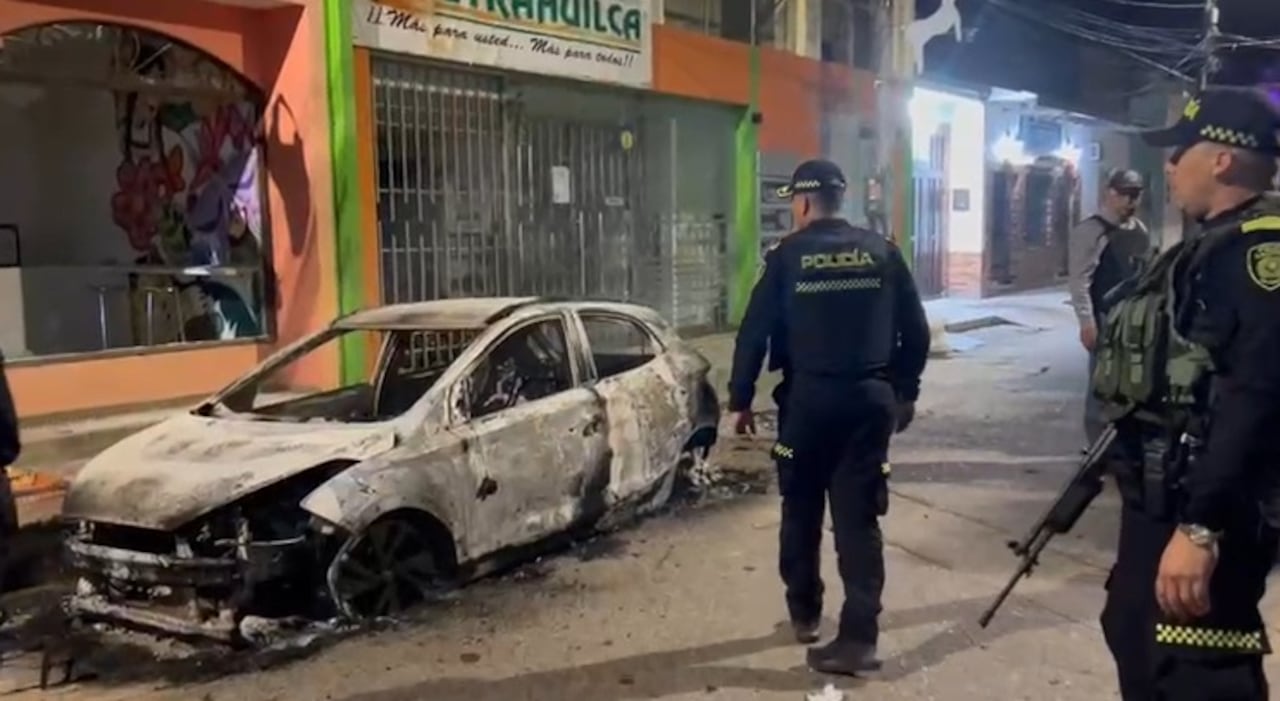 Los policías se enfrentaron contra un comando armado, al parecer disidencias de las Farc, de ahí que evitar que destruyeran el municipio de Tesalia, Huila.