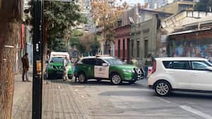 Los carabineros encontraron las extremidades inferiores del cuerpo abandonado en la Alameda, estaban envueltas en una frazada en Calle Cóndor con San Francisco, a una cuadra donde se encontró esta mañana la cabeza de la víctima.