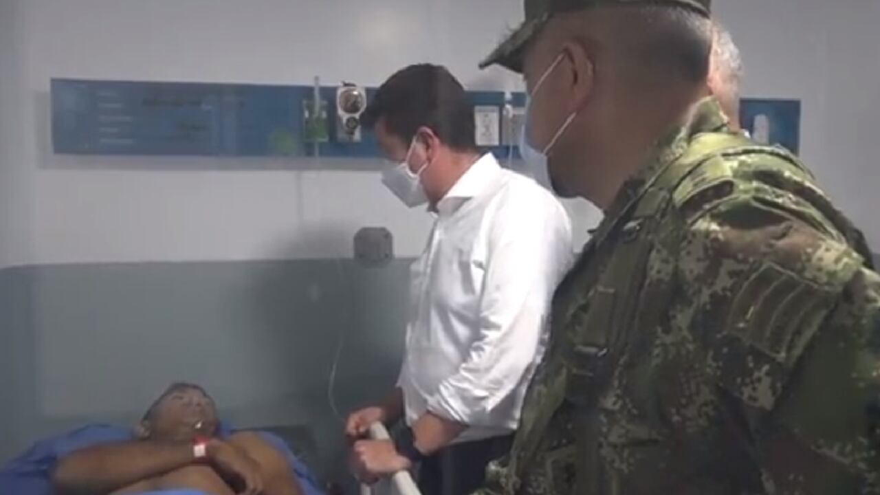 El ministro de Defensa, Diego Molano, durante su visita al hospital.