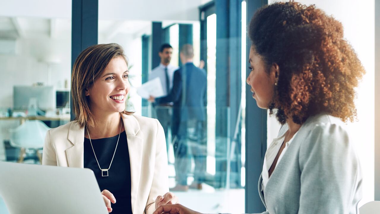 Según un estudio de Ipsos, el 23 % de los colombianos prefiere a las mujeres en roles de liderazgo, valorando su capacidad para tomar decisiones éticas, innovadoras y orientadas al bienestar colectivo.