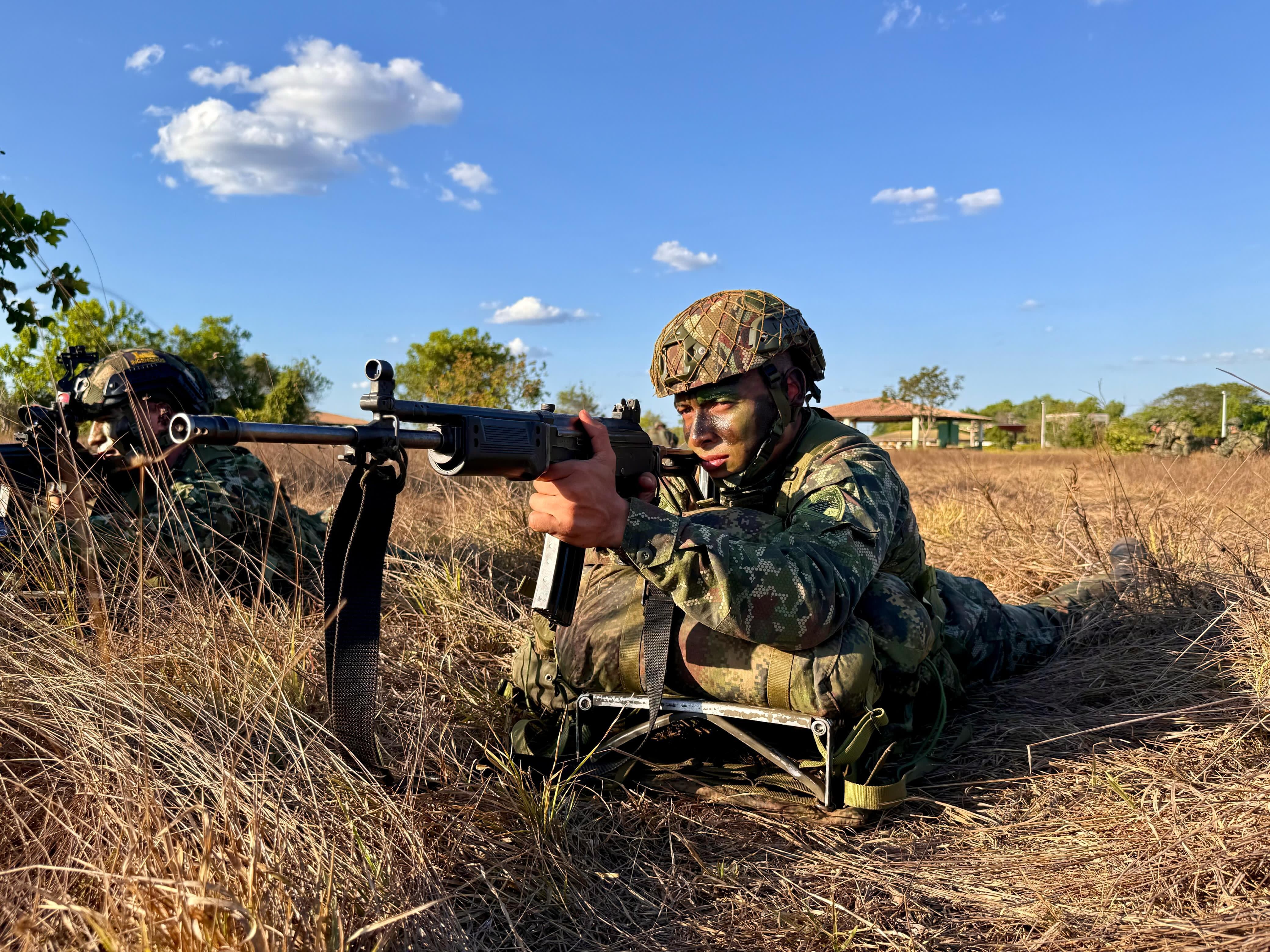 La institución castrense detalló que, como resultado de la operación, se logró la incautación de un importante arsenal que incluía cuatro fusiles de largo alcance, tres pistolas semiautomáticas, munición de diferentes calibres, así como material de intendencia.