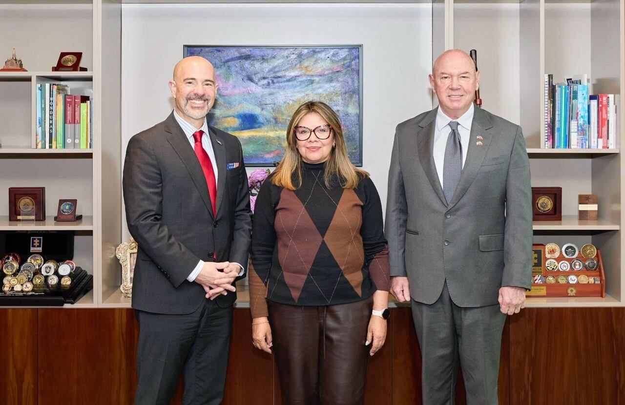 Terrence Cole, la  Fiscal General de Colombia, Luz Adriana Camargo y el Encargado de Negocios de la Embajada, John McNamara
