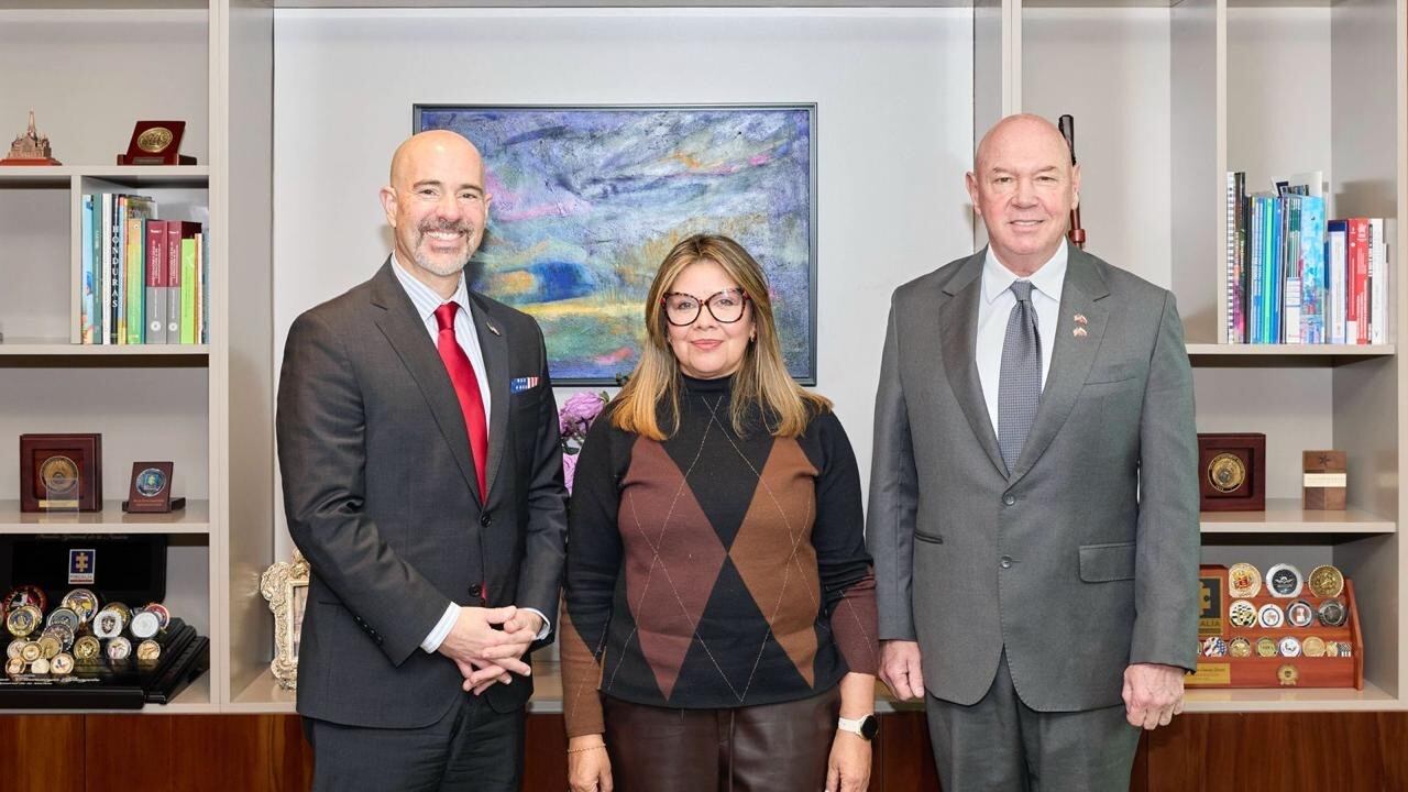 Terrence Cole, la fiscal general de Colombia, Luz Adriana Camargo, y el encargado de Negocios de la Embajada, John McNamara.