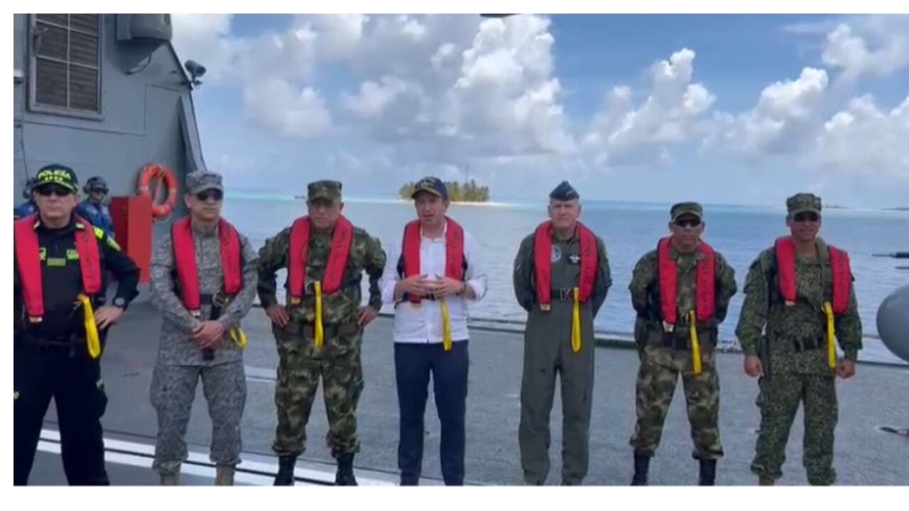 El ministro de Defensa, Diego Molano, acompañado de integrantes de la cúpula militar.