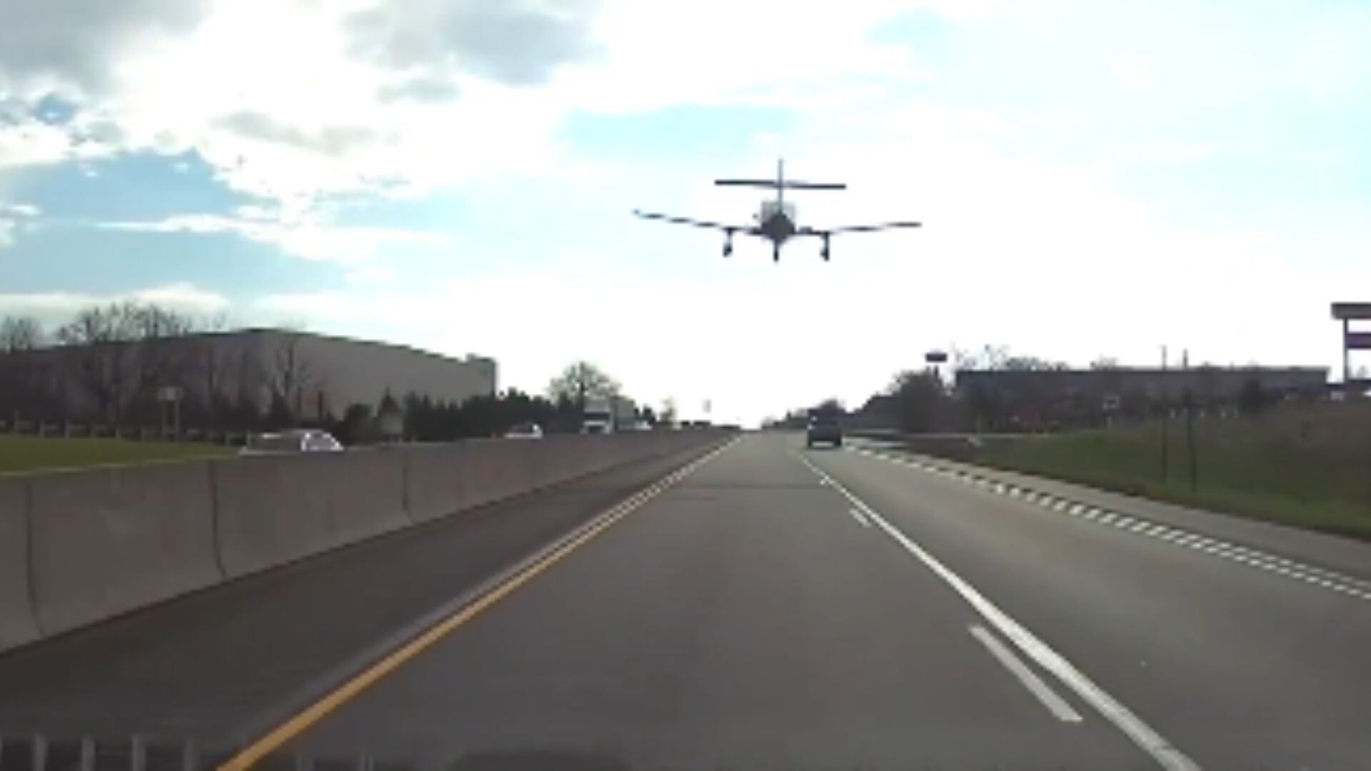 La avioneta desciende sobre la Interestatal 78, en Pensilvania, mientras el piloto esquiva vehículos en una maniobra de emergencia sin precedentes.