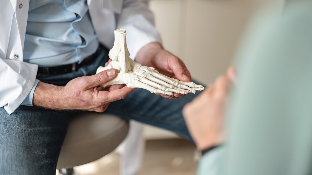 Con el paso de los años, los huesos tienden a debilitarse. Getty Images.