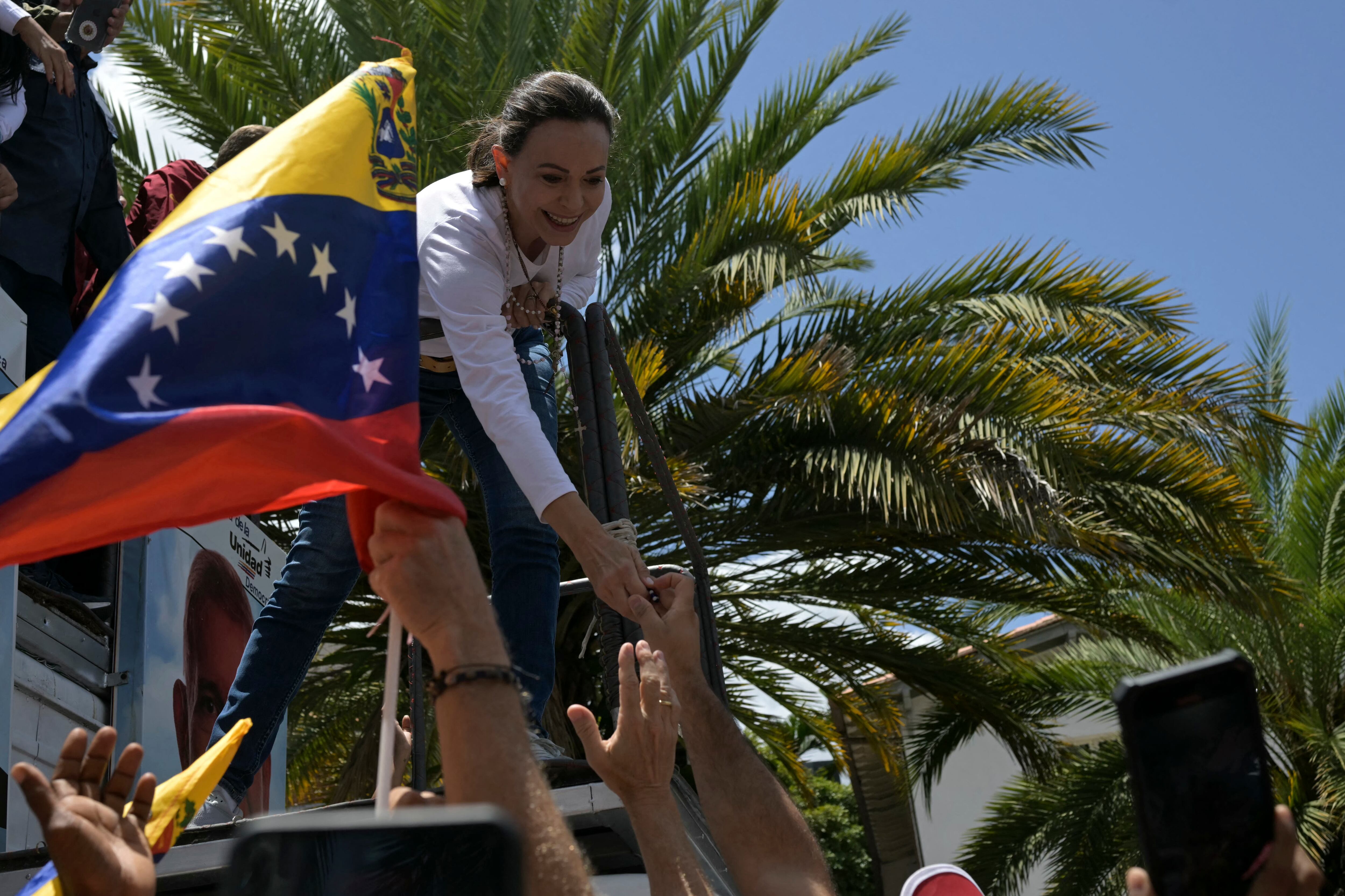 La líder de la oposición venezolana María Corina Machado saluda a sus partidarios durante una manifestación para protestar por los resultados de las elecciones presidenciales, en Caracas el 3 de agosto de 2024. Venezuela se preparó para nuevas protestas después de que la disputada victoria electoral del presidente Nicolás Maduro fuera ratificada en la víspera, y un número creciente de las naciones reconoció a su rival de la oposición como el verdadero ganador. (Foto de YURI CORTEZ / AFP)