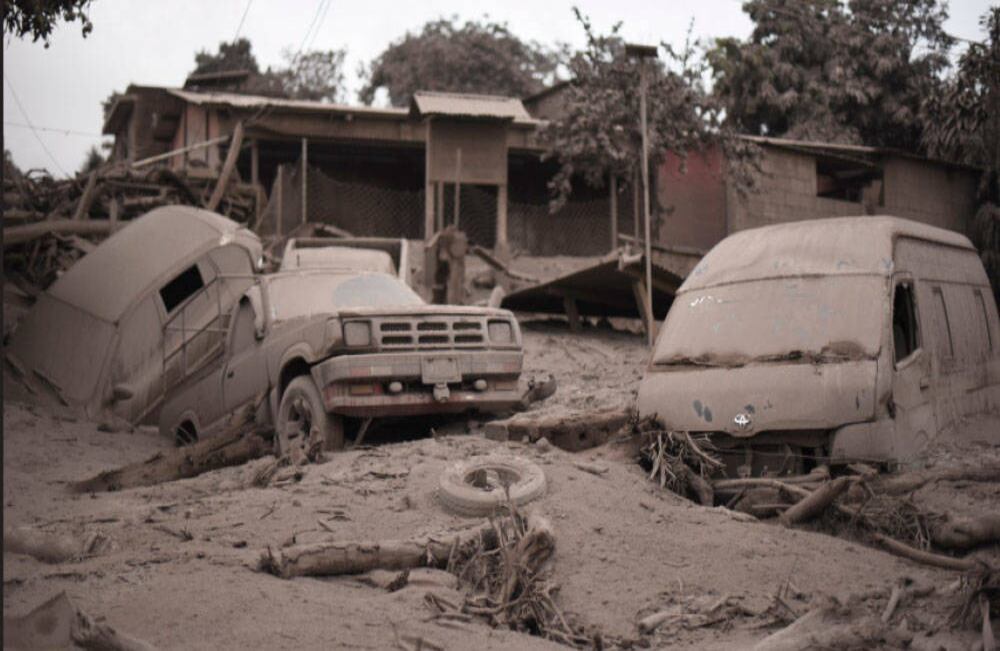 La falta de una alerta temprana y la tardía reacción del Estado hicieron de este desastre una tragedia mayor. Más de un centenar de personas murieron y 200 siguen desaparecidas debajo de las cenizas. Foto: AFP