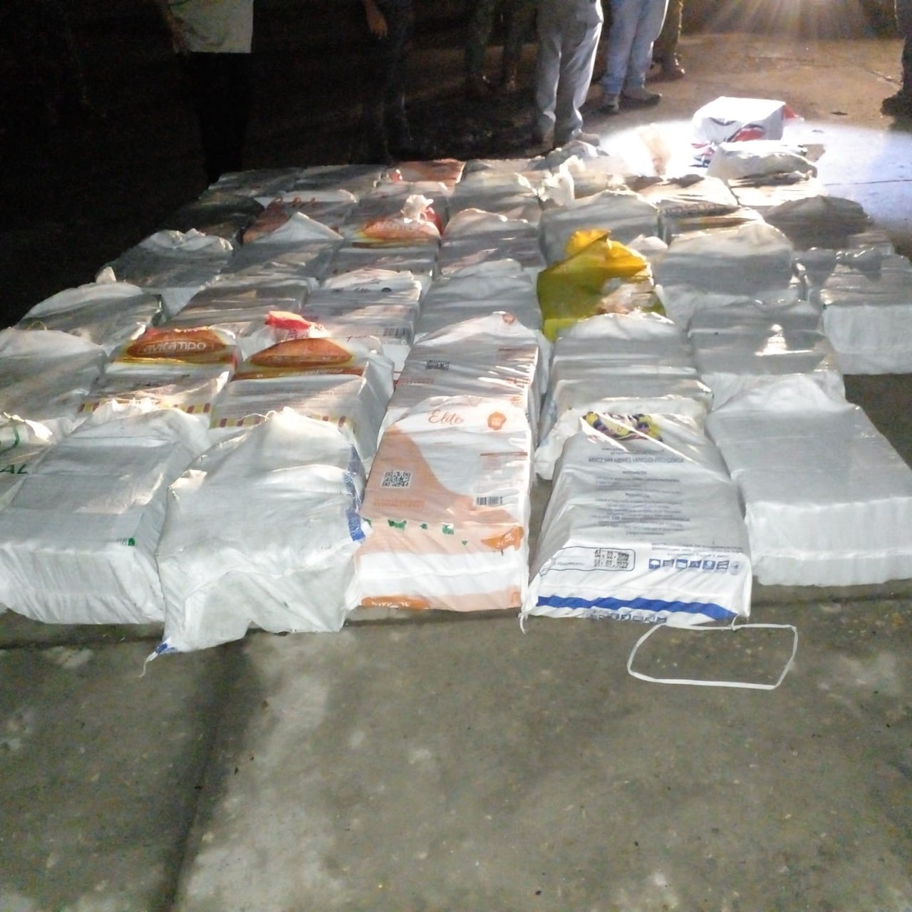 Se incautaron 40 bultos con 1200 paquetes rectangulares.