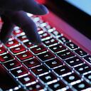 Los cibercriminales difunden la información falsa a través de correo electrónico, mensajes o llamadas.