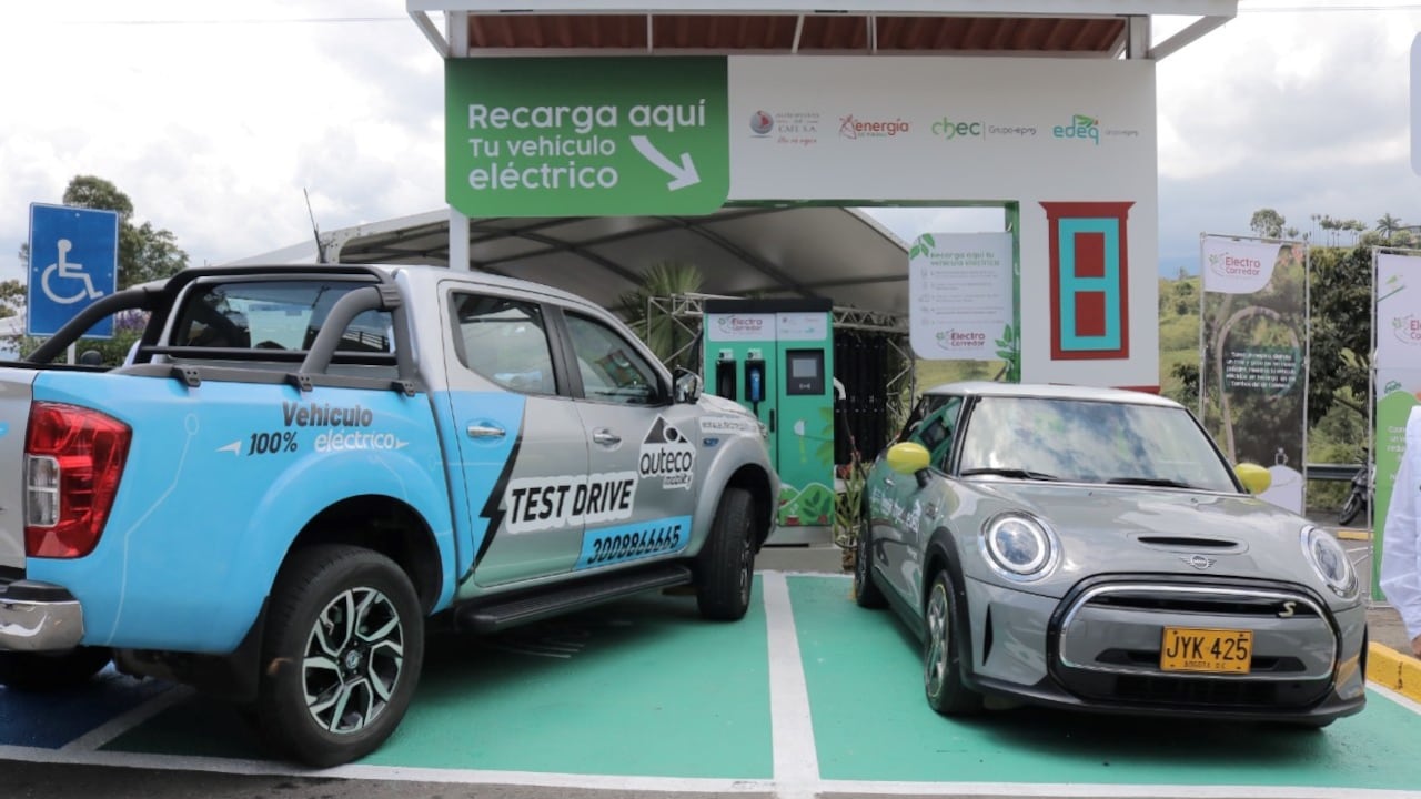Las estaciones de carga para vehículos eléctricos fueron ubicados en los tambos La Manuela en Manizales - Caldas, El Privilegio en Santa Rosa de Cabal - Risaralda y el Jardín Filandia en el Quindío.
