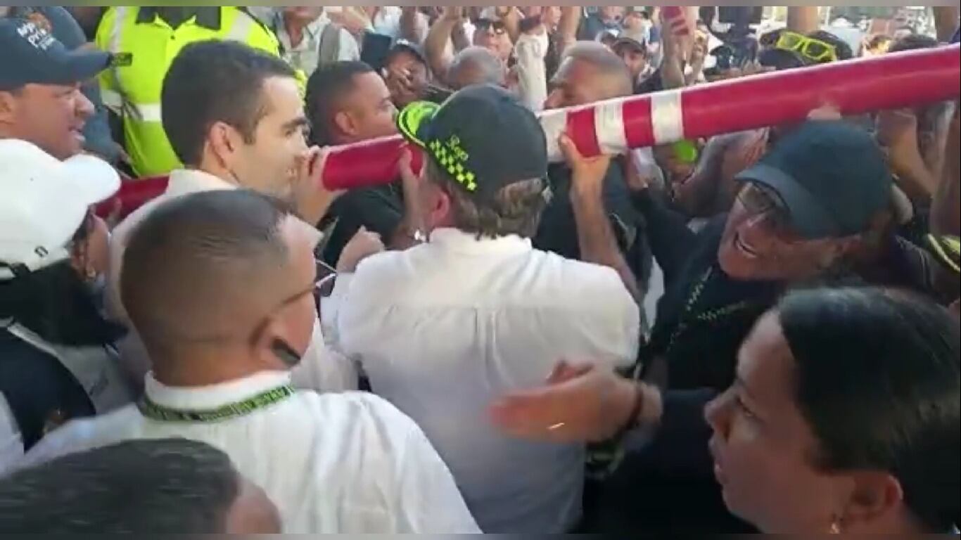 Ministro de Transporte levantó las talanqueras en el peaje de Turbaco, Bolívar