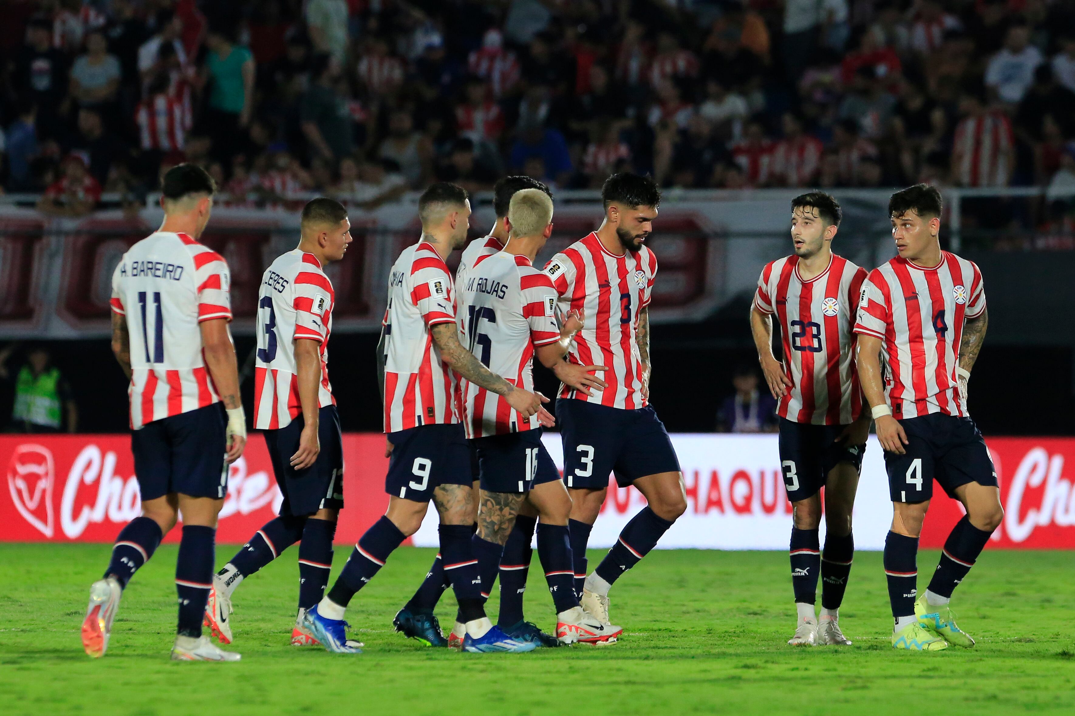 Jugadores de Paraguay abandonan el campo en el descanso de un partido de clasificación para la Copa Mundial de la FIFA 2026 entre Paraguay y Colombia en el Estadio Defensores del Chaco el 21 de noviembre de 2023 en Asunción, Paraguay.