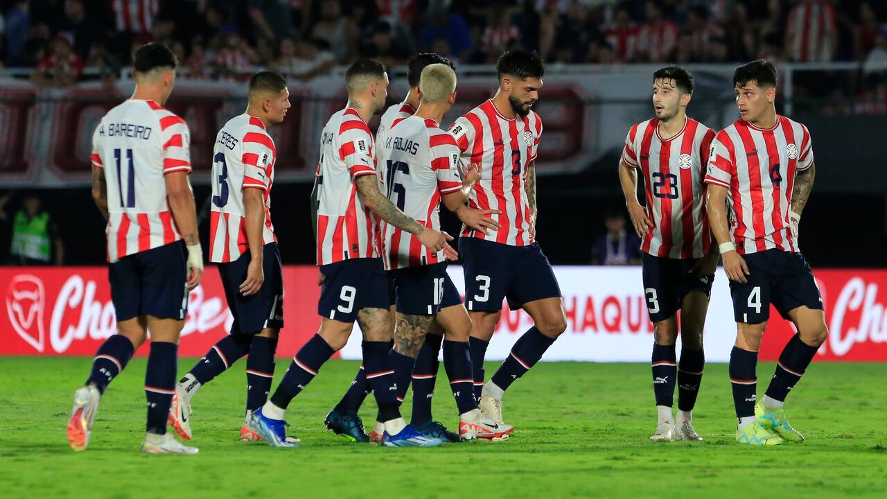 Jugadores de Paraguay abandonan el campo en el descanso de un partido de clasificación para la Copa Mundial de la FIFA 2026 entre Paraguay y Colombia en el Estadio Defensores del Chaco el 21 de noviembre de 2023 en Asunción, Paraguay.