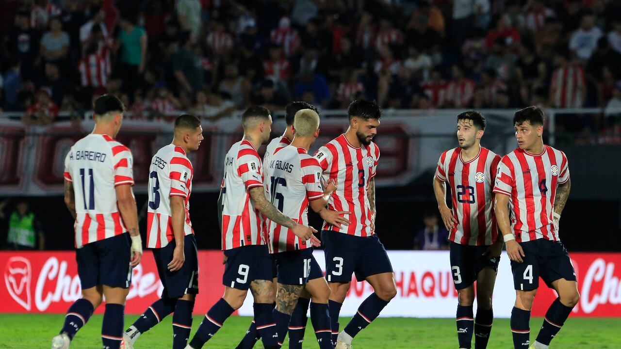 Jugadores de Paraguay abandonan el campo en el descanso de un partido de clasificación para la Copa Mundial de la FIFA 2026 entre Paraguay y Colombia en el Estadio Defensores del Chaco el 21 de noviembre de 2023 en Asunción, Paraguay.