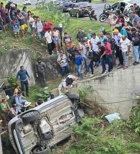El vehículo cayó desde un puente.