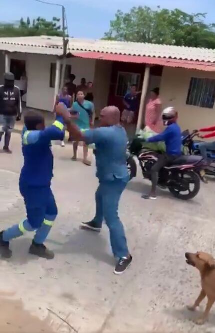 La pelea se habría originado porque el funcionario habría cortado la luz al consultorio, pese a que el servicio ya estaba pago.