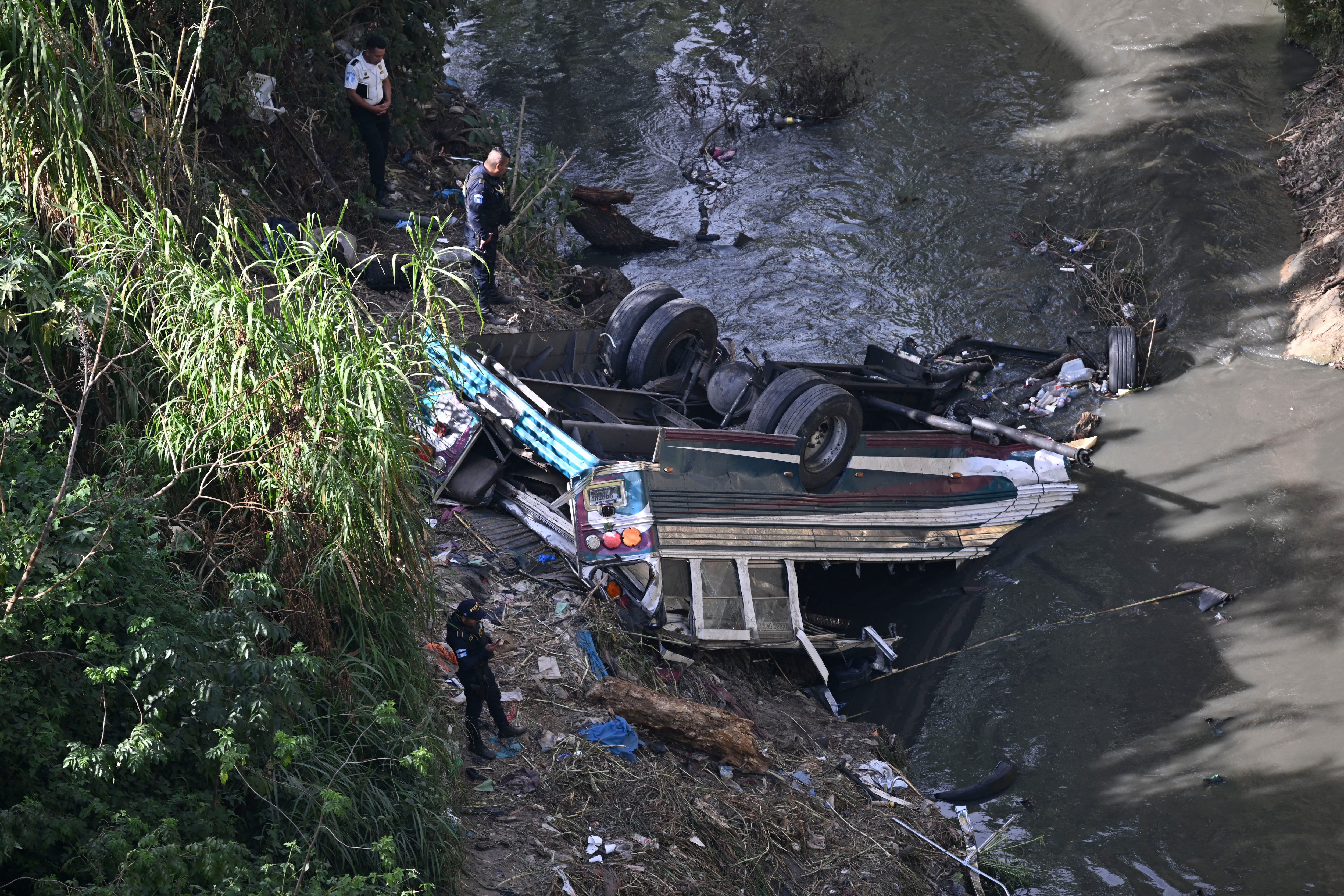 Al menos 55 muertos al caer por un barranco un autobús en Guatemala