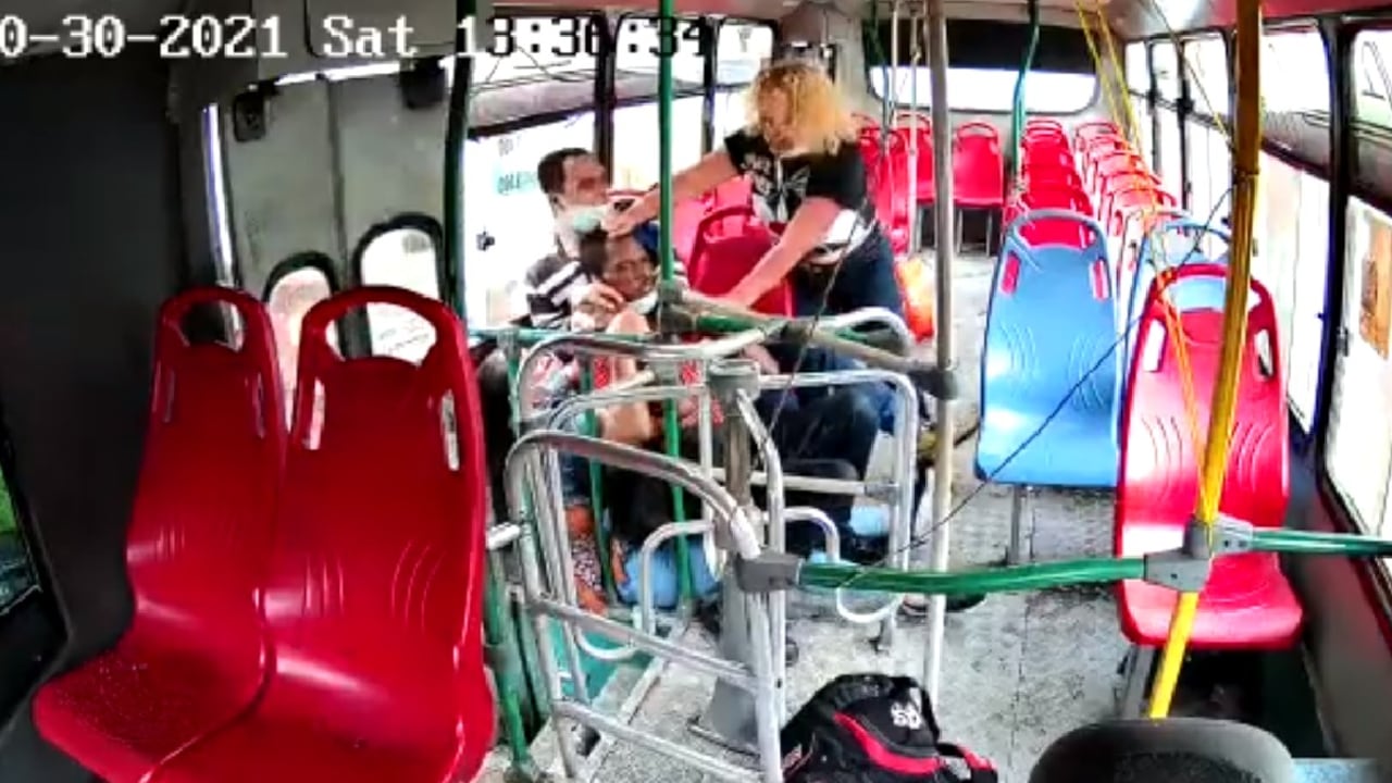 Captura de pantalla del video de la cámara de seguridad. Los tres pasajeros, dos mujeres y un hombre, sometieron al atracador.