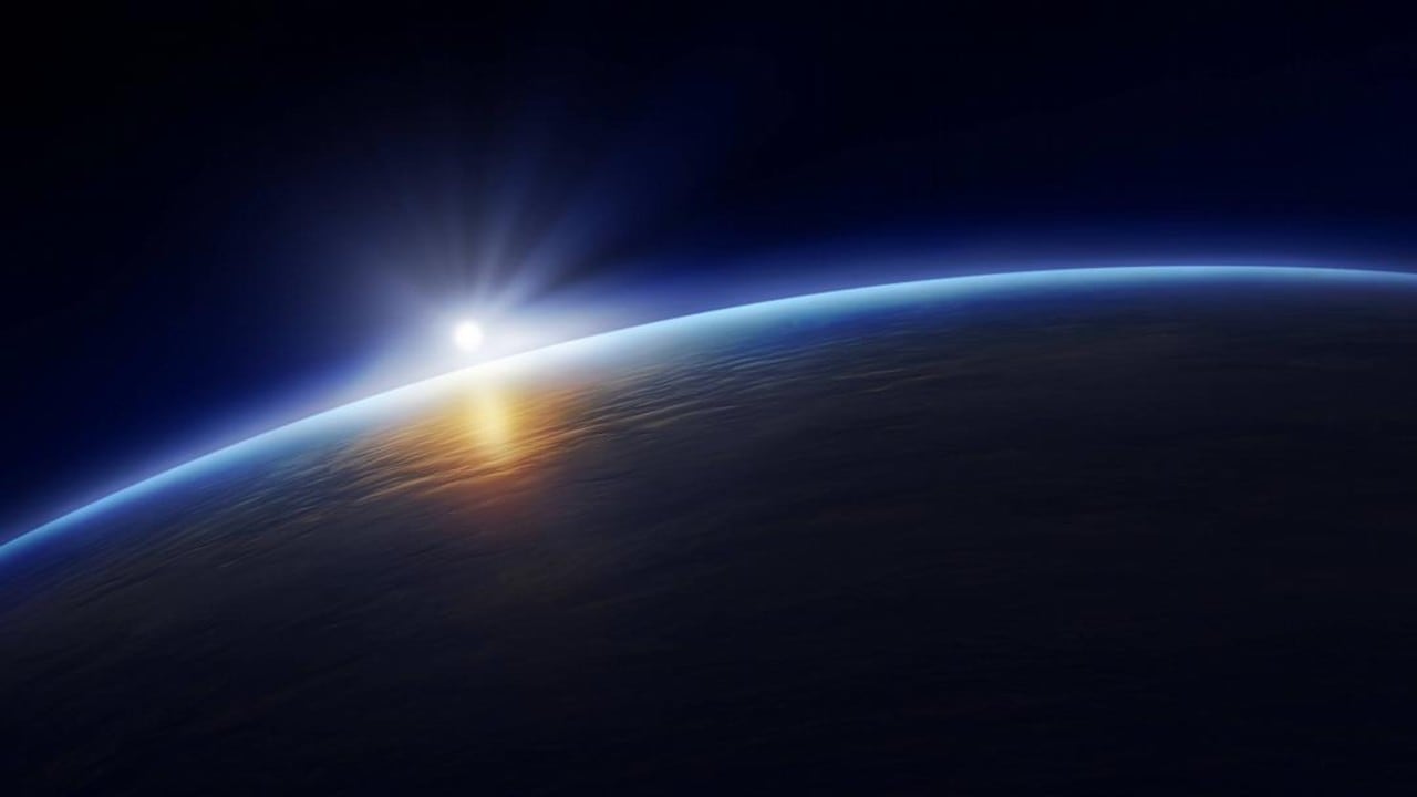 De momento, la convivencia cósmica entre el Sol y la Tierra es de una sana distancia. Pero dentro de miles de años se producirá un "abrazo fatal" entre ambos, a menos que el viento solar diga lo contrario.