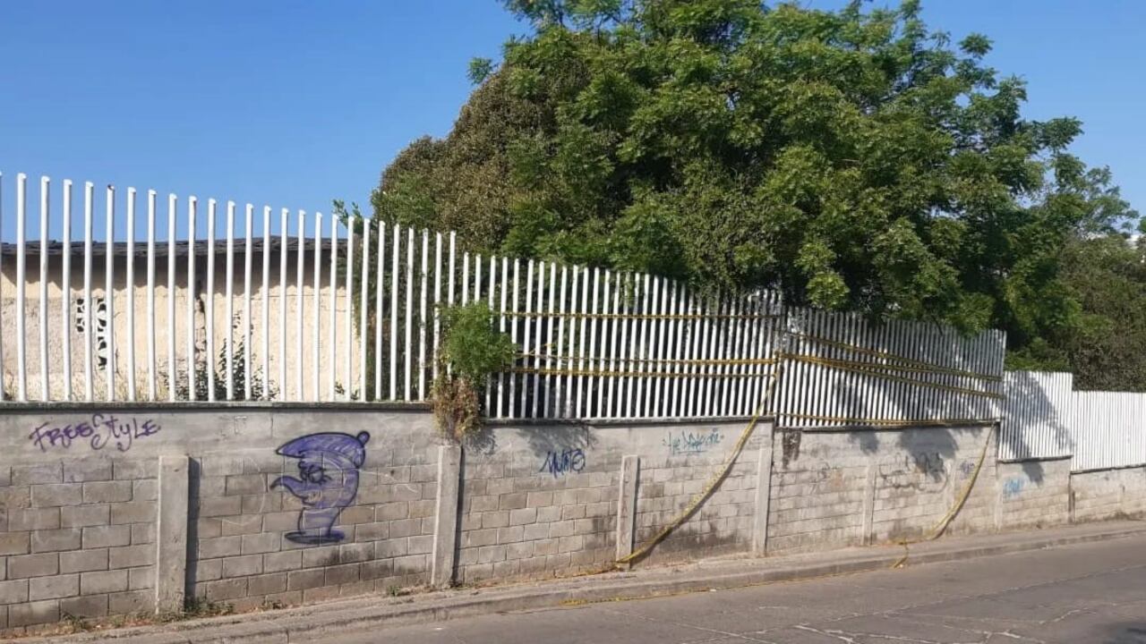 Pared a punto de caer en Cartagena.