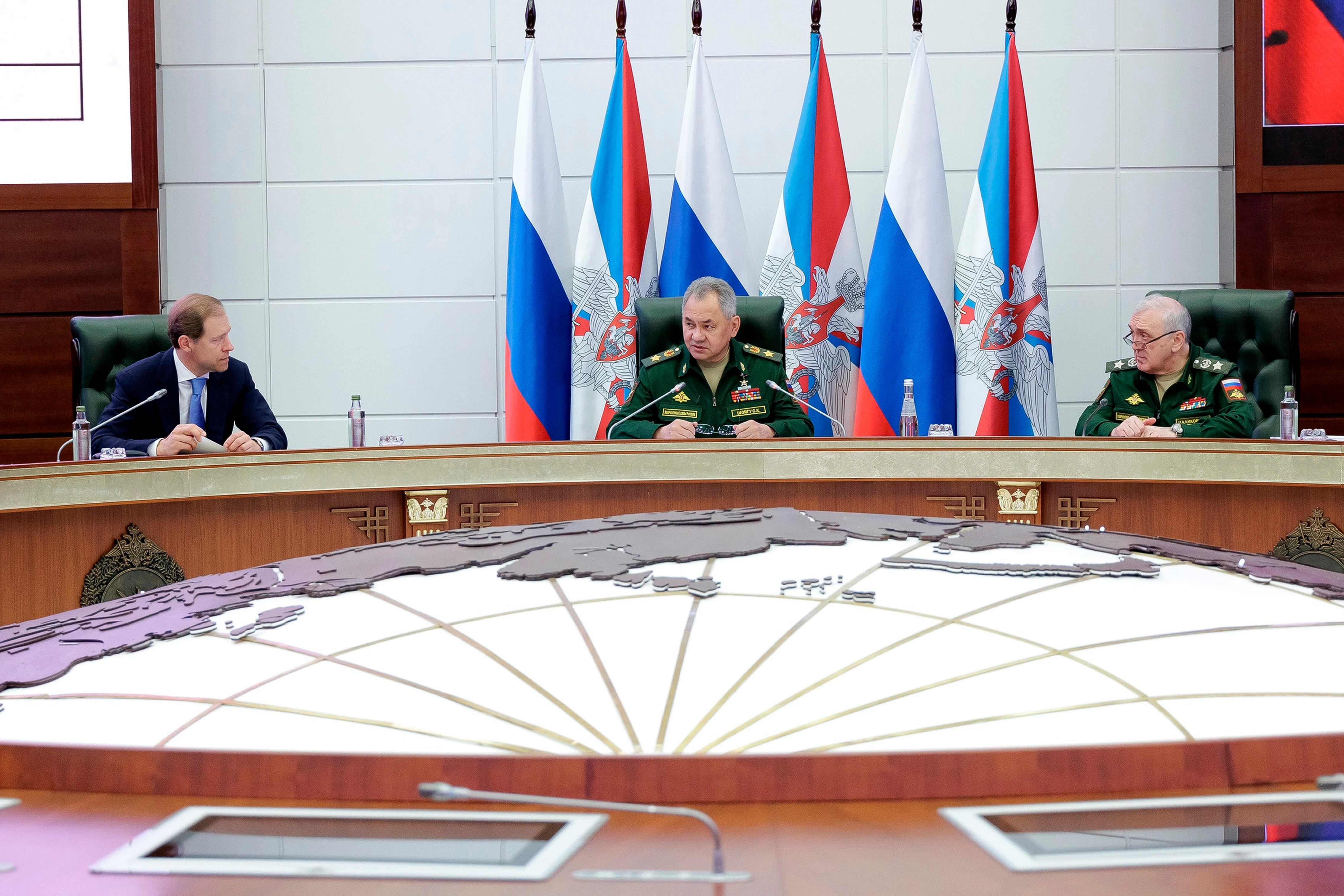 el ministro de Defensa de Rusia, Sergei Shoigu, en el centro, y el viceprimer ministro y ministro de Comercio e Industria, Denis Manturov, a la izquierda, asisten a una reunión conjunta del colegio de el Ministerio de Defensa de Rusia
