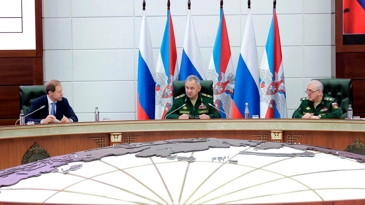 El ministro de Defensa de Rusia, Sergei Shoigu, en el centro, y el viceprimer ministro y ministro de Comercio e Industria, Denis Manturov, a la izquierda, asisten a una reunión conjunta del colegio del Ministerio de Defensa de Rusia.
