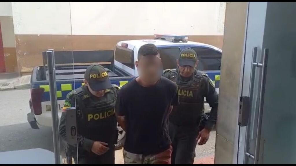 El agresor tenía manchas de sangre en sus manos y ropa.