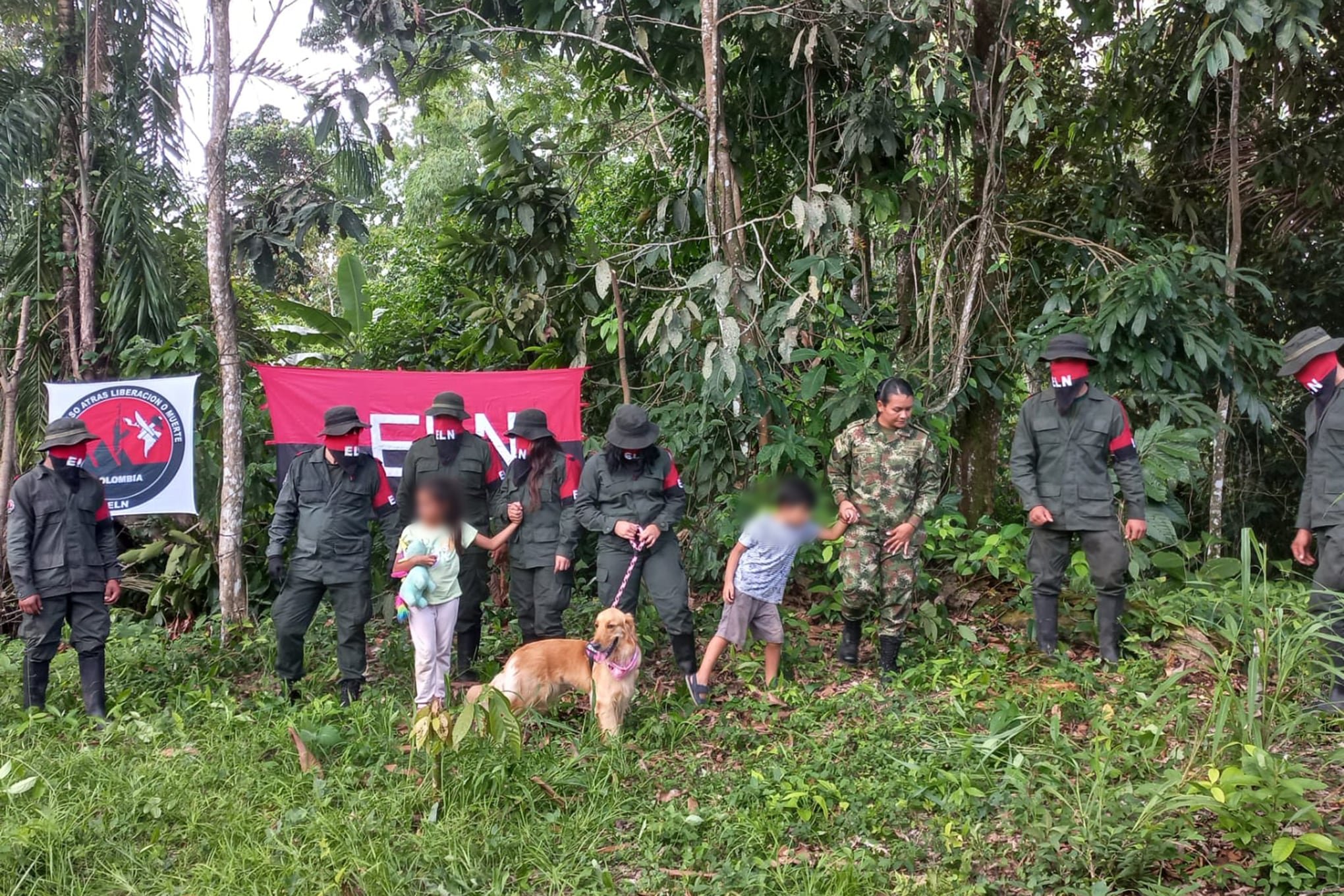 Primera imagen en cautiverio de la sargento Karina Ramírez junto con sus dos hijos y la mascota.