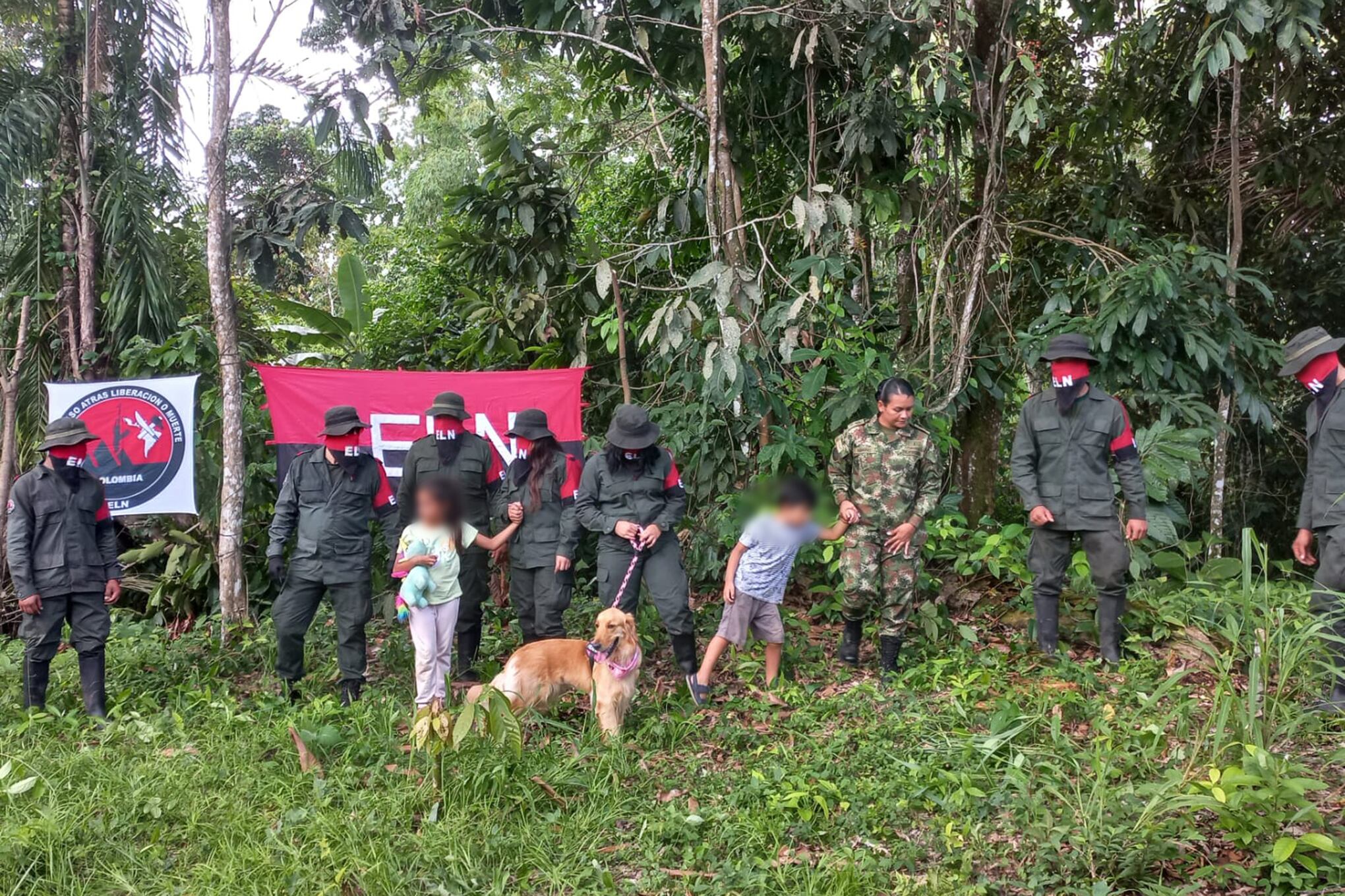 Primera imagen en cautiverio de la sargento Karina Ramírez junto con sus dos hijos y la mascota.