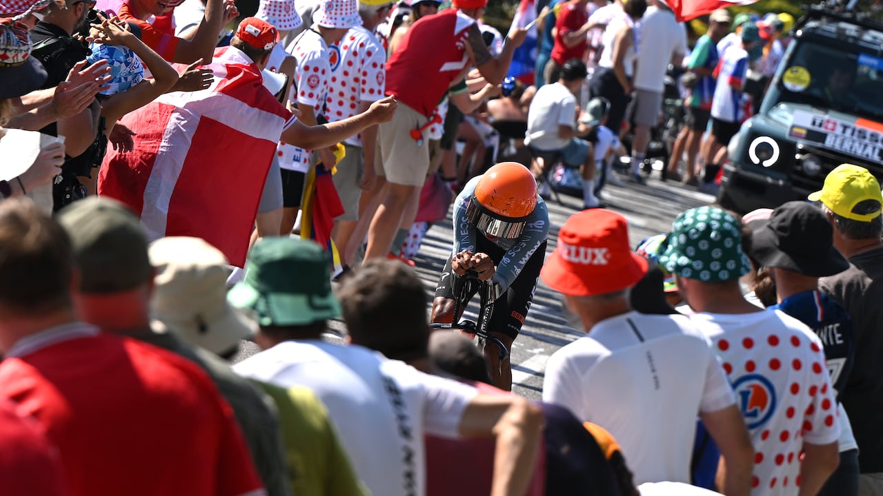 Egan Bernal disputando la contrarreloj de la etapa 16 del Tour de Francia 2026.