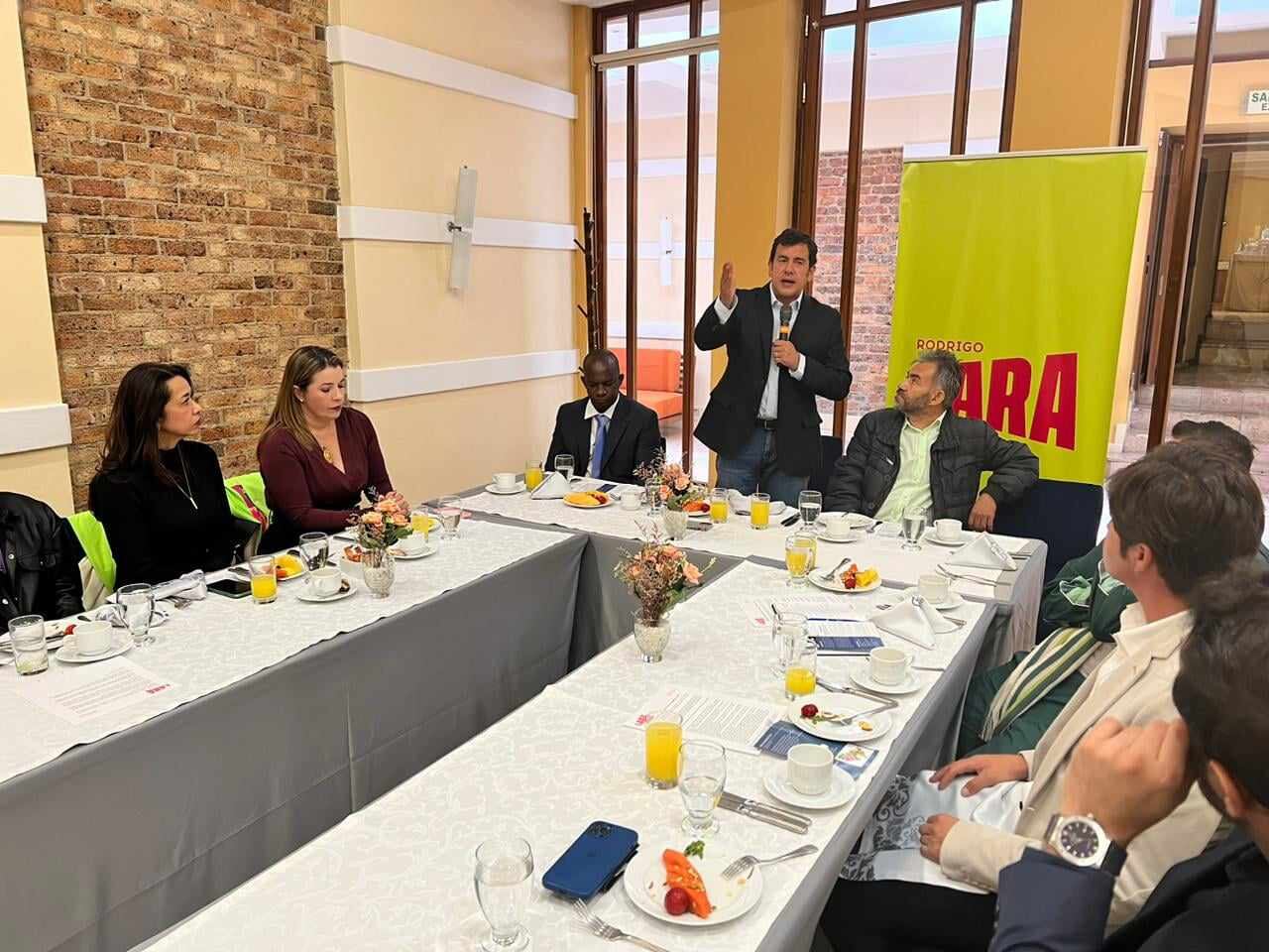 Rodrigo Lara presentando sus candidatos al Concejo.
