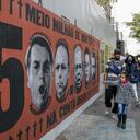 Una niña señala un mural con el rostro del presidente brasileño Jair Bolsonaro durante una protesta por su manejo de la pandemia del COVID-19 en la avenida Paulista, en Sao Paulo, Brasil. (AP Foto/Marcelo Chello)