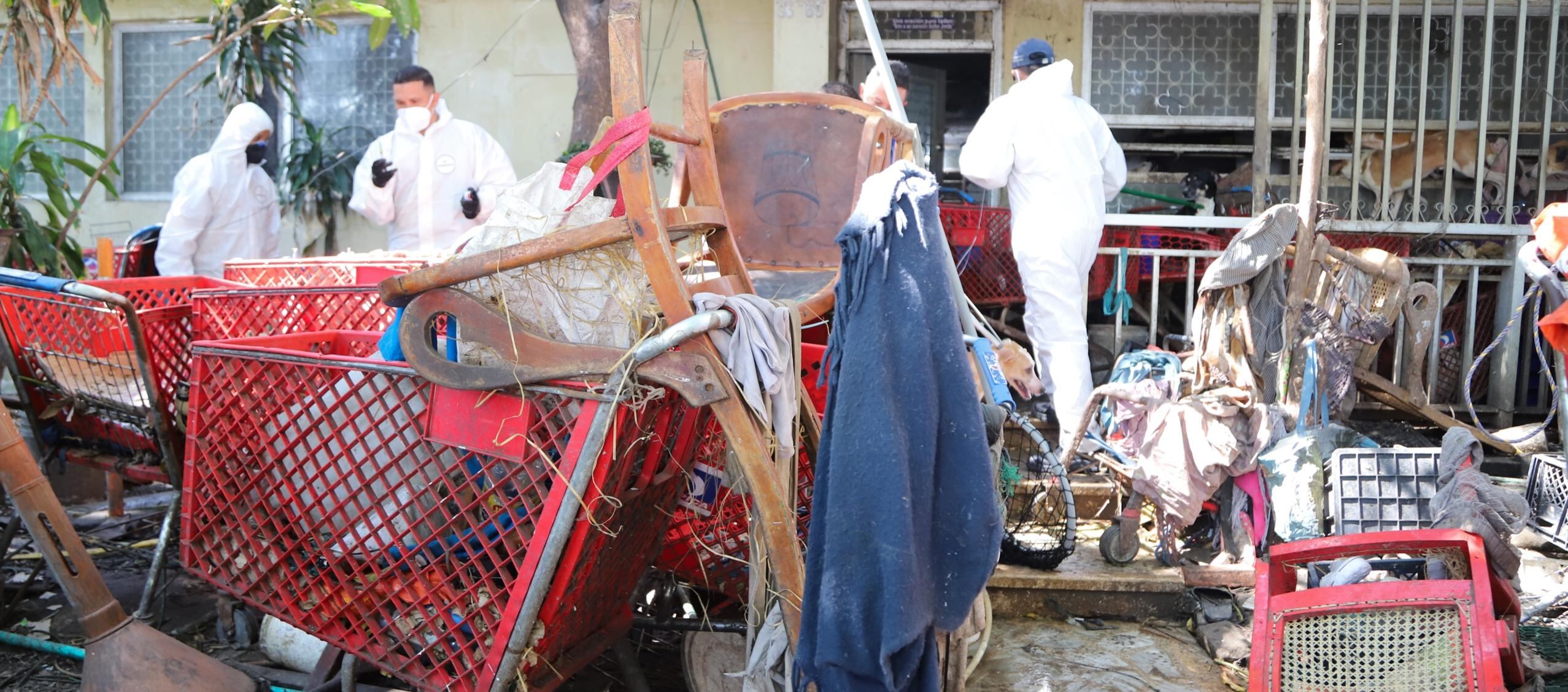 Carros de compras hallados en el lugar.