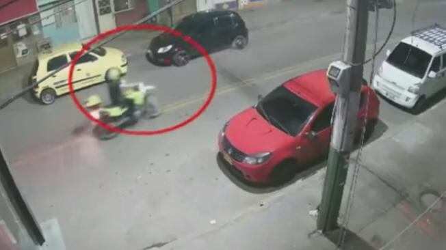 Policía en aparente estado de embriaguez se cayó de su moto y atacó la vivienda de quienes salieron a auxiliarlo