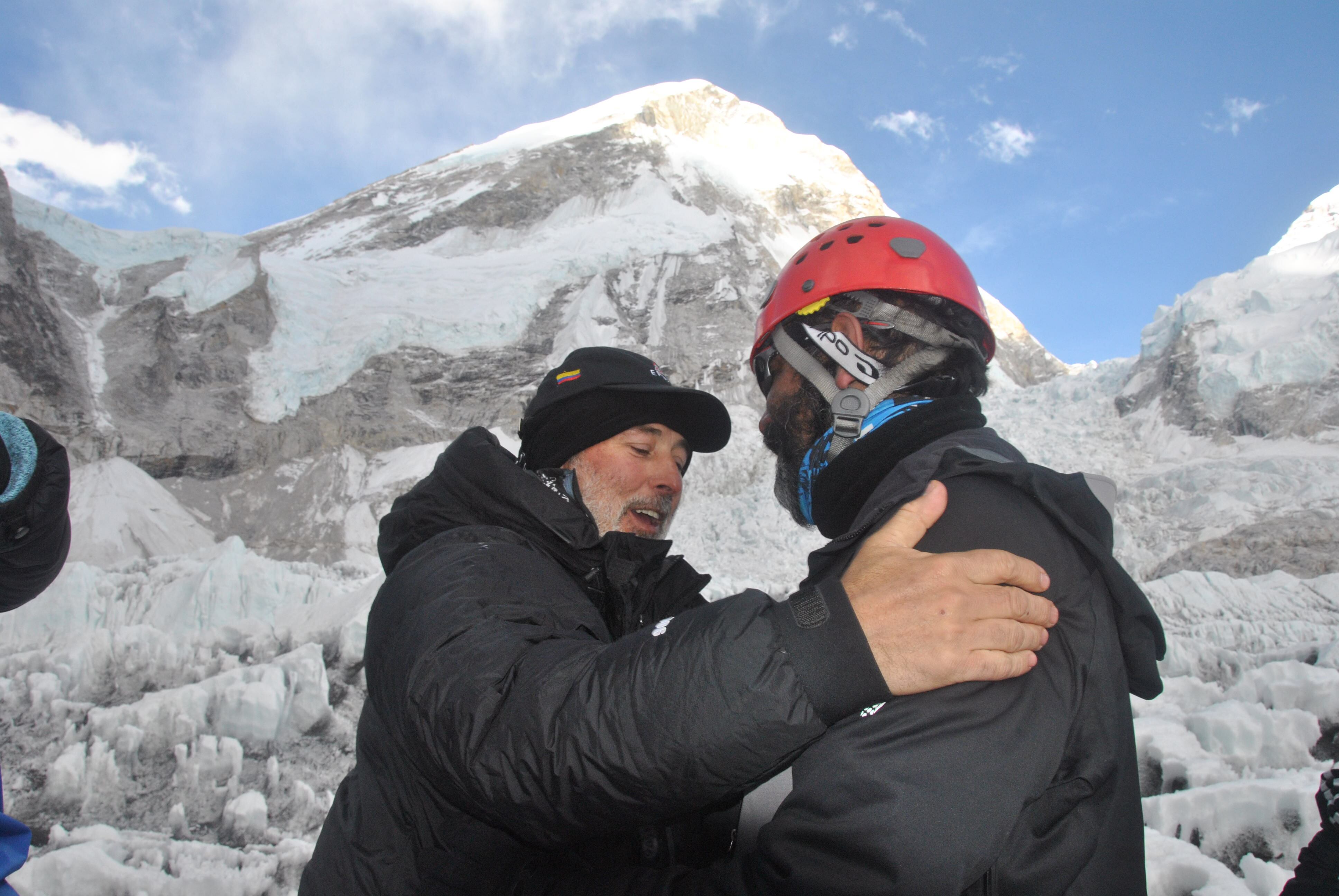 Marcelo Arbeláez y Juan Pablo Ruiz (Q.E.P.D.) en el campamento base del Everest luego de culminar con éxito la expedición Everest Sin Límites 2010.