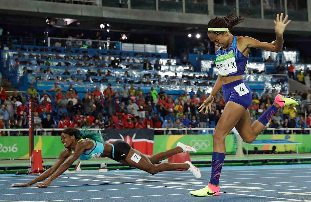 Shaunae Miller, de Bahamas, cae en la línea de meta para ganar el oro por delante de Allyson Felix, de los Estados Unidos, en la final femenina de 400 metros durante las competiciones de atletismo de los Juegos Olímpicos de 2016 en el estadio olímpico de Río de Janeiro, Brasil. 15 de agosto de 2016. Foto:  Matt Slocum / AP.