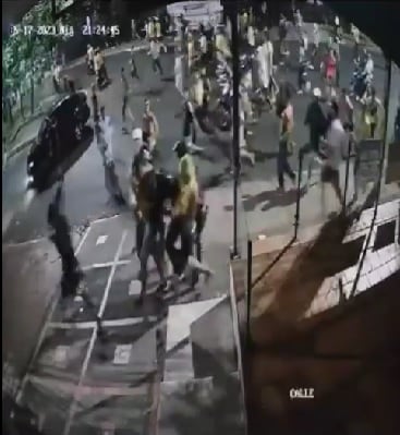 En manada, hinchas de Bucaramanga apuñalaron a un joven solo por tener una camiseta negra.