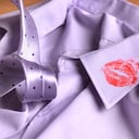 Lápiz labial en tu cuello, hombre infiel, infidelidad, mancha de labial en camisa de hombre, beso pintado con labial.