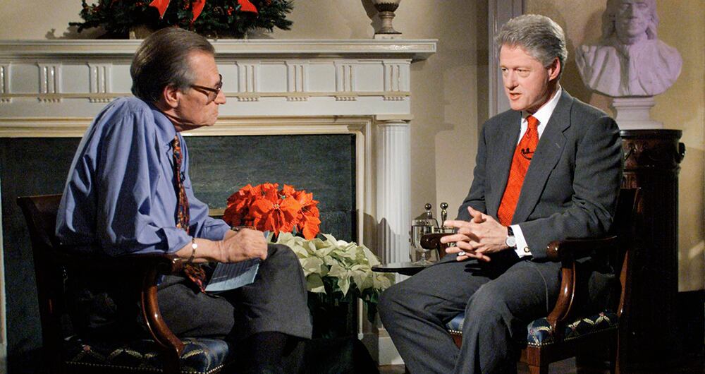 Con el presidente Bill Clinton en la Casa Blanca en 1999. Además de los mandatarios de su país, los cerca de 50.000 entrevistados de King incluyeron líderes mundiales, millonarios, estrellas de cine, estafadores, eruditos y “expertos” en ovnis. 