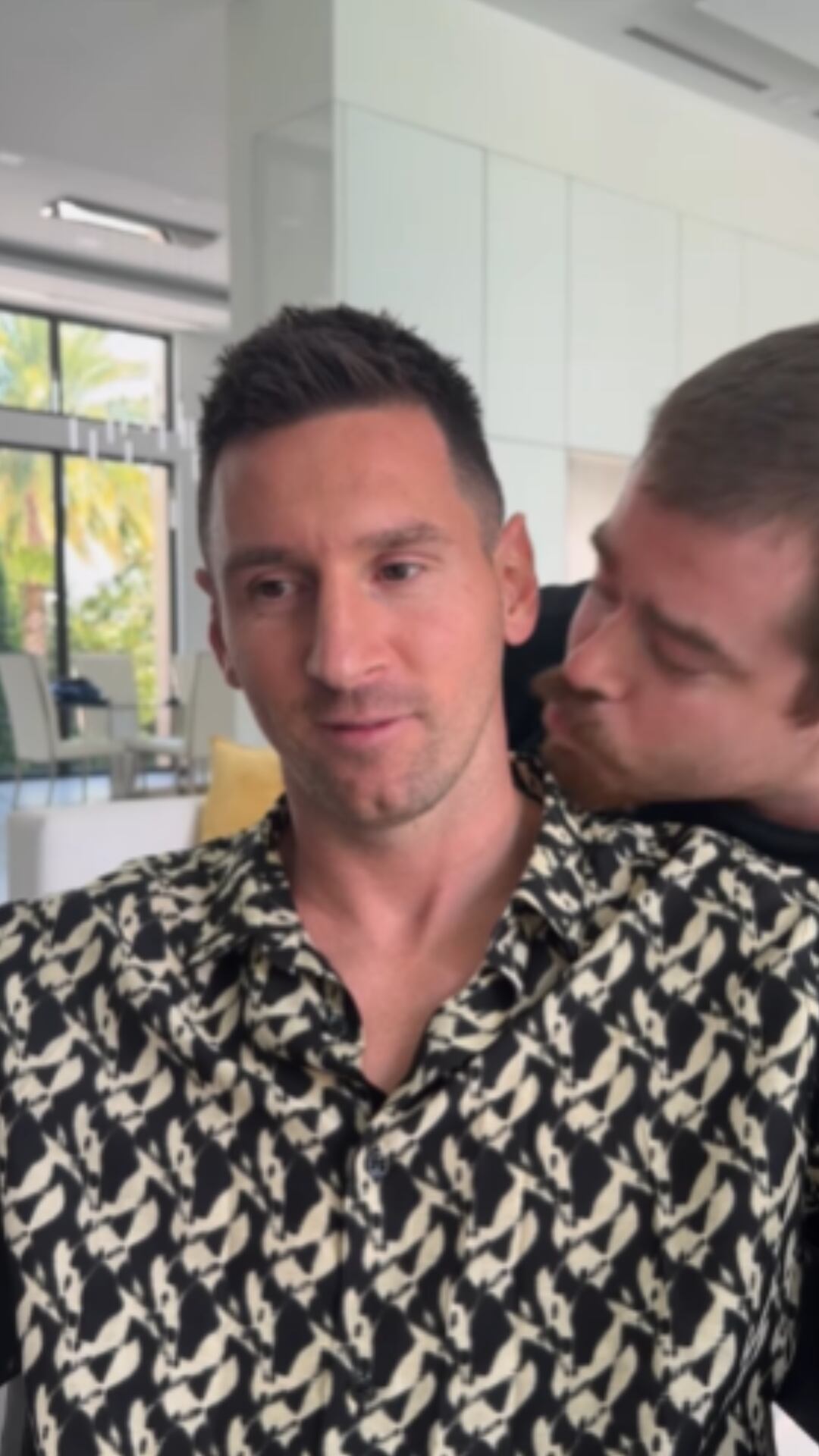 Lionel Messi fue besado por un comediante y su esposa, Antonella, reaccionó ante el hecho.