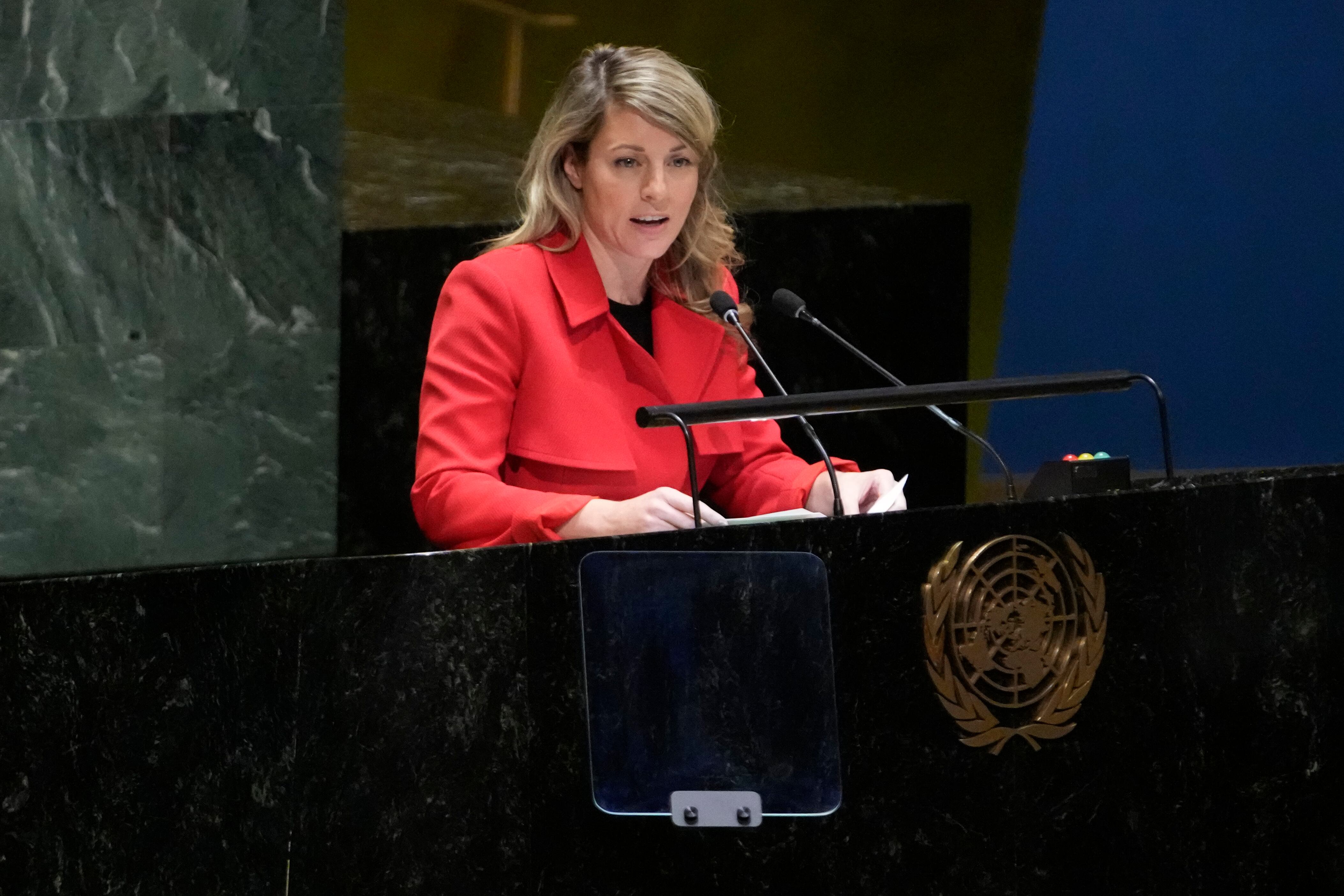 La ministro de Relaciones Exteriores de Canadá dijo en su momento que el país está considerando la expulsión de diplomáticos chinos por un informe de la agencia de inteligencia que dice que uno de ellos planeó intimidar a los familiares de Hong Kong de un legislador canadiense.