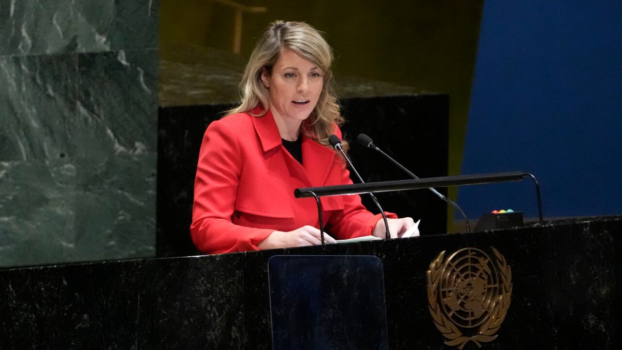 La ministro de Relaciones Exteriores de Canadá dijo en su momento que el país está considerando la expulsión de diplomáticos chinos por un informe de la agencia de inteligencia que dice que uno de ellos planeó intimidar a los familiares de Hong Kong de un legislador canadiense.