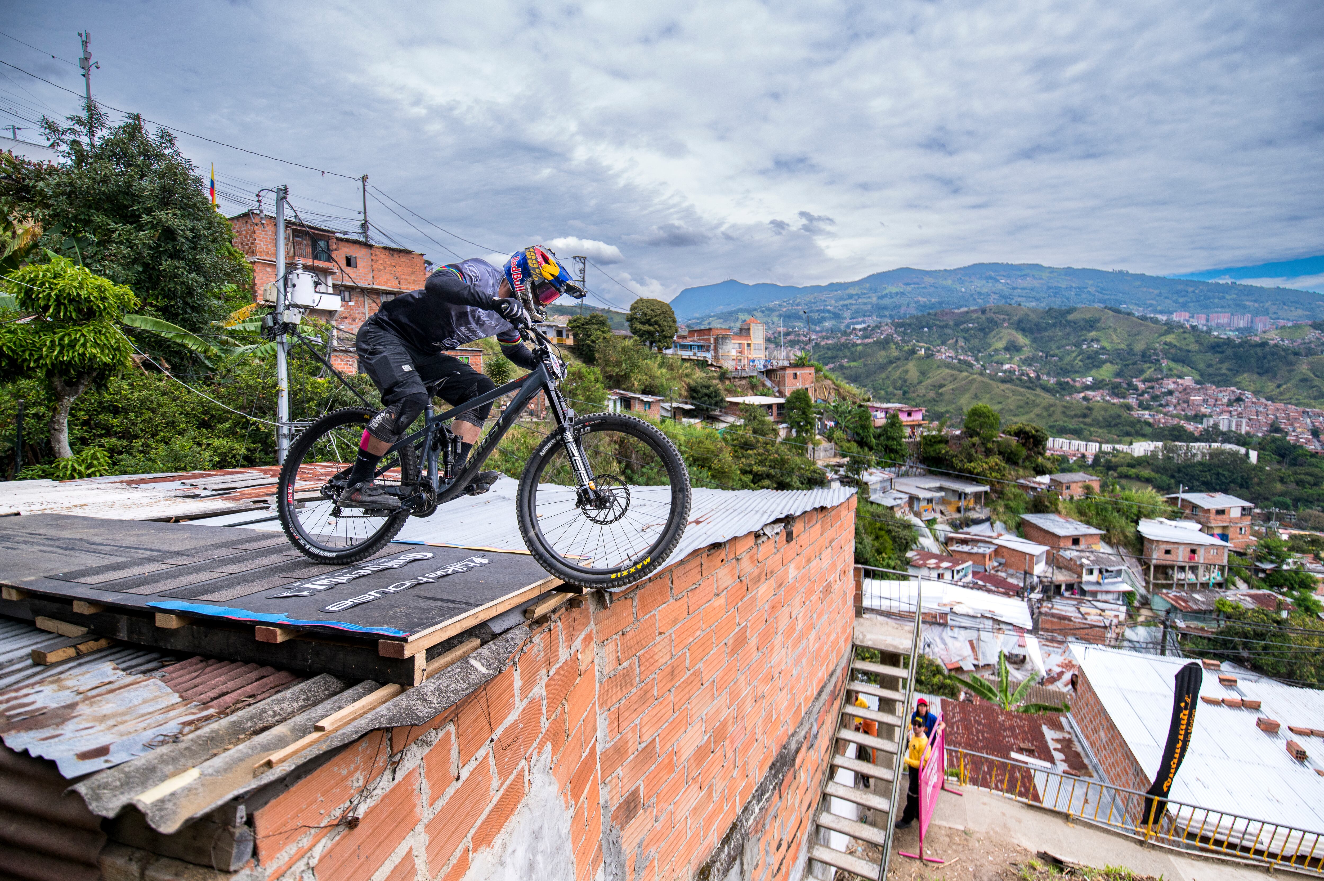 El 4 de marzo, la Comuna 13 de Medellín vivió Red Bull Cerro Abajo Medellín 2023, una de las competencias más importantes de downhill urbano de Suramérica y el mundo. Evento deportivo lleno de color, emoción, adrenalina y cultura.
