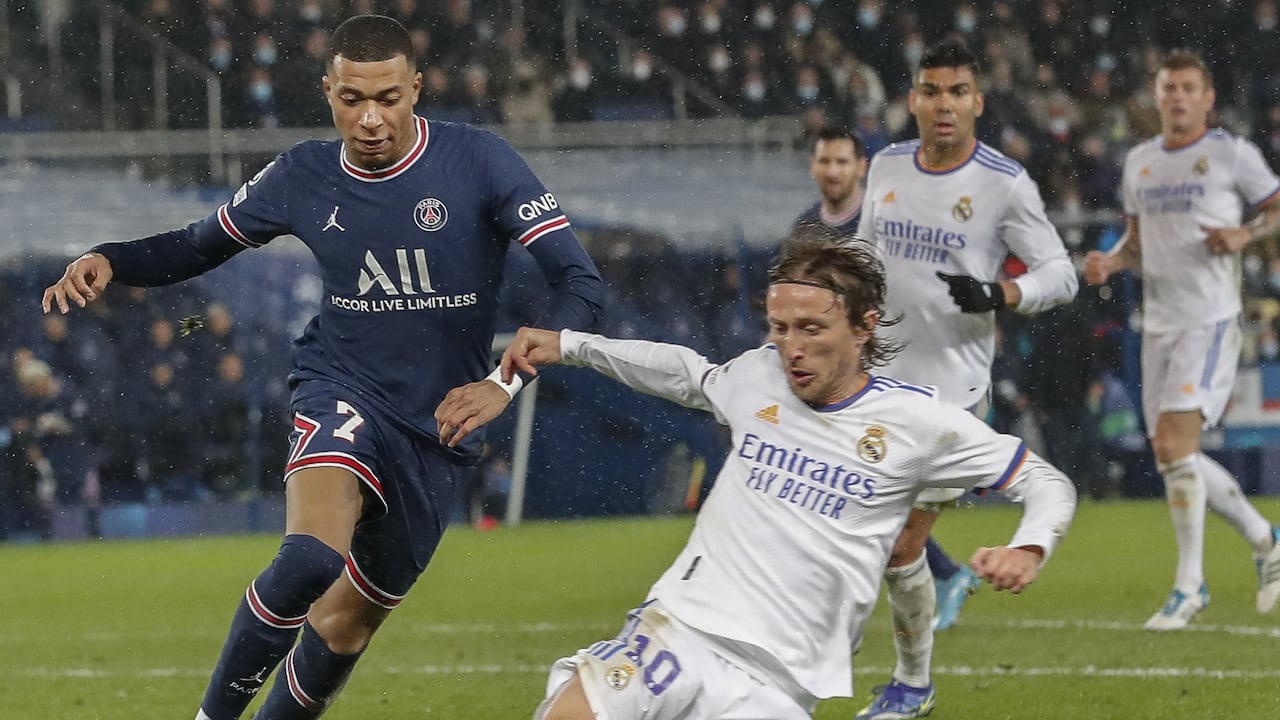 Mbappé (PSG) y Modric (Real Madrid) disputan la pelota en el partido de ida