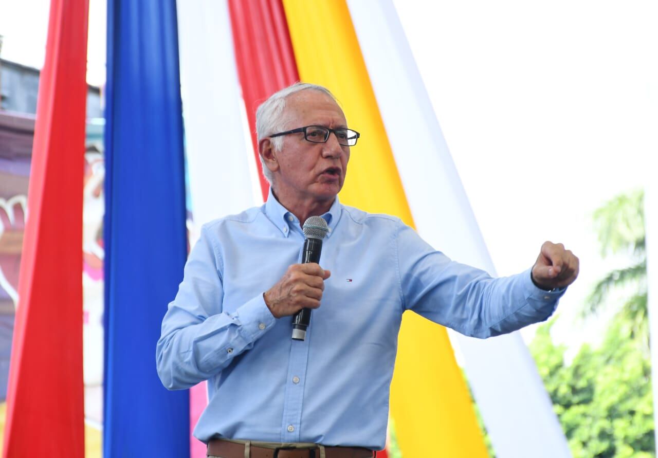 El ministro de Salud, Guillermo Jaramillo, informó la llegada de 110 equipos médicos para Cali.