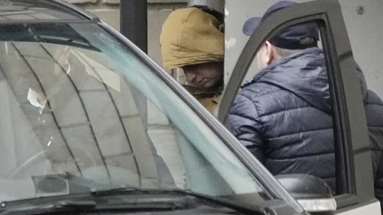 Momento en el que Evan Gershkovich es detenido por las autoridades de Rusia.